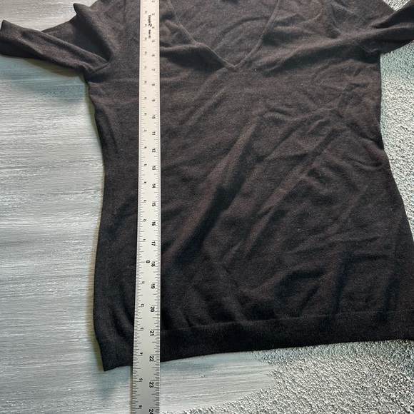 Ralph Lauren Elegant Black V-Neck Sweater - Picture 6 of 7